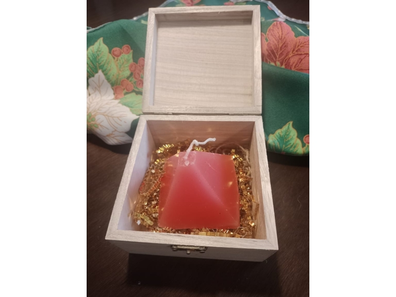 Vela grande Pirámide cuadrada con Cajita de Madera de regalo