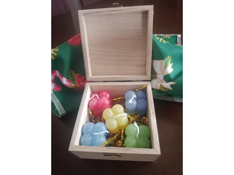 Pack 4 velas Bolitas de colores más cajita de Madera