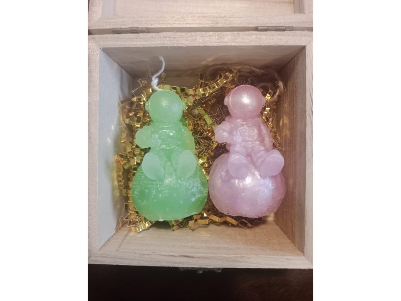 Pack 2 Velas Astronautas con caja de madera de regalo