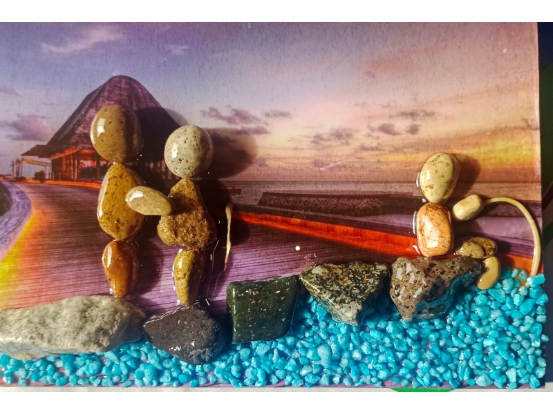 Cuadro "El Niño Pescador " en fondo visual y realizado con Piedras con Trípode